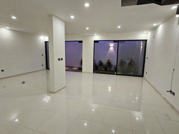 Hermosa Residencia En Venta Con 4 Recamaras en Valle Imperial