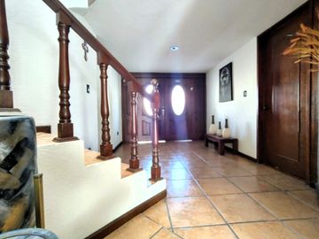 Casa en Venta en camino real a Cholula, puebla - 380 m2, 4 recamaras y bar para tu confort