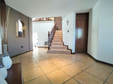Casa en Venta en camino real a Cholula, puebla - 380 m2, 4 recamaras y bar para tu confort