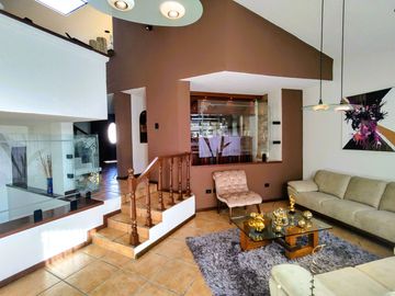 Casa en Venta en camino real a Cholula, puebla - 380 m2, 4 recamaras y bar para tu confort