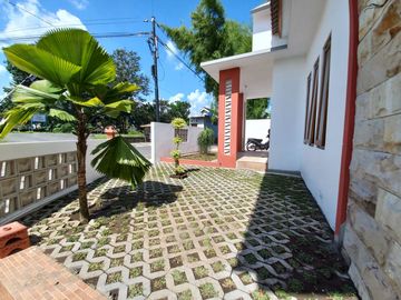 Rumah Baru Dengan Tanah Luas Pinggir Jalan Aspal di Maguwoharjo dekat Lotte Mart