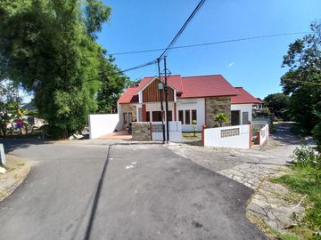 Rumah Baru Dengan Tanah Luas Pinggir Jalan Aspal di Maguwoharjo dekat Lotte Mart