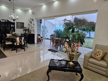 Excelente Casa en Venta Uniplanta en Villas de Irapuato.