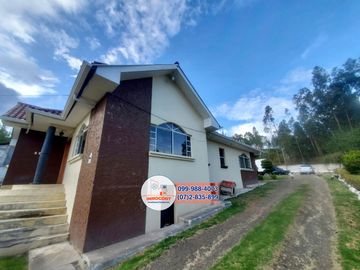 Amplia casa con área verde de venta, Sector vía Cuenca - Azogues C1289