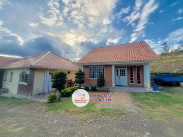 Amplia casa con área verde de venta, Sector vía Cuenca - Azogues C1289