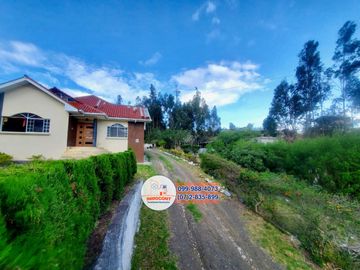 Amplia casa con área verde de venta, Sector vía Cuenca - Azogues C1289