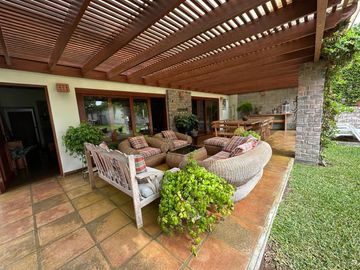Linda casa con amplio jardín, estilo rústico y acogedor 🏡💚