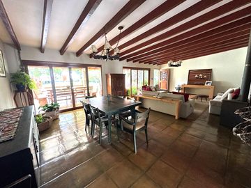Linda casa con amplio jardín, estilo rústico y acogedor 🏡💚