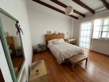 Linda casa con amplio jardín, estilo rústico y acogedor 🏡💚