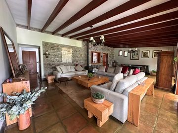 Linda casa con amplio jardín, estilo rústico y acogedor 🏡💚