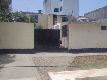 VENTA CASA COMO TERRENO FRENTE A PARQUE SURQUILLO