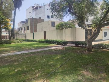 VENTA CASA COMO TERRENO FRENTE A PARQUE SURQUILLO