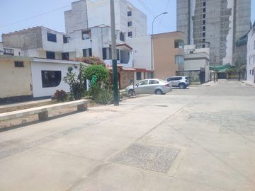 VENTA CASA COMO TERRENO FRENTE A PARQUE SURQUILLO