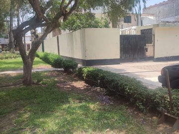 VENTA CASA COMO TERRENO FRENTE A PARQUE SURQUILLO