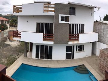 Venta Casa  De 2 Plantas Con Piscina En La Playa San Clemente - Manabí