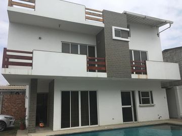Venta Casa  De 2 Plantas Con Piscina En La Playa San Clemente - Manabí