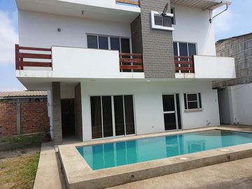 Venta Casa  De 2 Plantas Con Piscina En La Playa San Clemente - Manabí