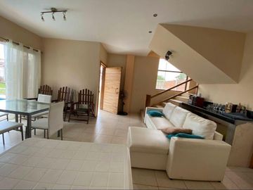 Venta Casa  De 2 Plantas Con Piscina En La Playa San Clemente - Manabí