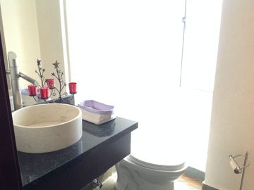 Venta Amplio Penthouse 3 dormitorios con baño cada uno sector Lomas de Monteserrín