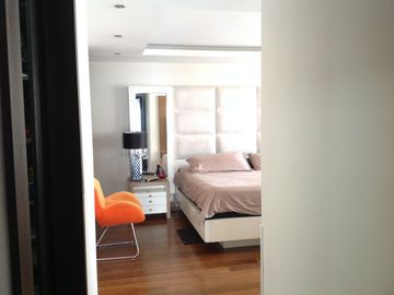 Venta Amplio Penthouse 3 dormitorios con baño cada uno sector Lomas de Monteserrín
