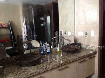 Venta Amplio Penthouse 3 dormitorios con baño cada uno sector Lomas de Monteserrín