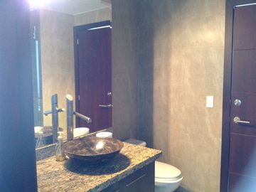 Venta Amplio Penthouse 3 dormitorios con baño cada uno sector Lomas de Monteserrín