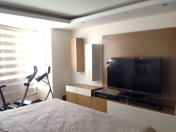 Venta Amplio Penthouse 3 dormitorios con baño cada uno sector Lomas de Monteserrín