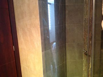 Venta Amplio Penthouse 3 dormitorios con baño cada uno sector Lomas de Monteserrín