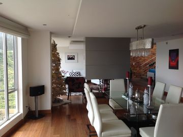 Venta Amplio Penthouse 3 dormitorios con baño cada uno sector Lomas de Monteserrín