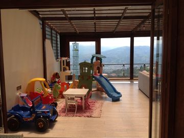 Venta Amplio Penthouse 3 dormitorios con baño cada uno sector Lomas de Monteserrín