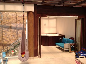 Venta Amplio Penthouse 3 dormitorios con baño cada uno sector Lomas de Monteserrín
