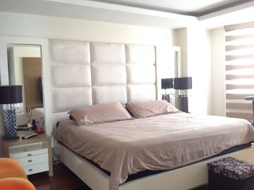 Venta Amplio Penthouse 3 dormitorios con baño cada uno sector Lomas de Monteserrín