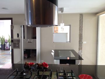 Venta Amplio Penthouse 3 dormitorios con baño cada uno sector Lomas de Monteserrín