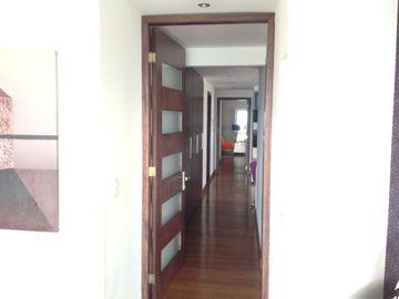 Venta Amplio Penthouse 3 dormitorios con baño cada uno sector Lomas de Monteserrín