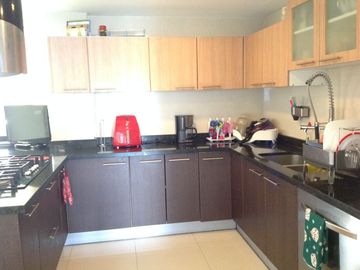 Venta Amplio Penthouse 3 dormitorios con baño cada uno sector Lomas de Monteserrín