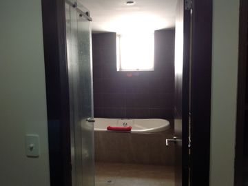 Venta Amplio Penthouse 3 dormitorios con baño cada uno sector Lomas de Monteserrín