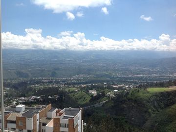 Venta Amplio Penthouse 3 dormitorios con baño cada uno sector Lomas de Monteserrín