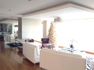 Venta Amplio Penthouse 3 dormitorios con baño cada uno sector Lomas de Monteserrín