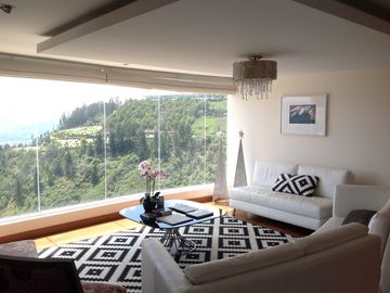 Venta Amplio Penthouse 3 dormitorios con baño cada uno sector Lomas de Monteserrín