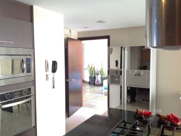 Venta Amplio Penthouse 3 dormitorios con baño cada uno sector Lomas de Monteserrín