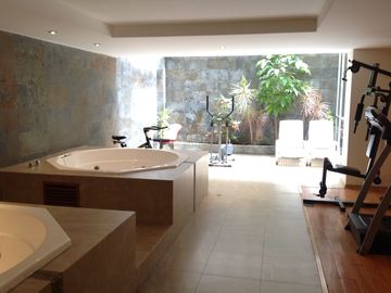 Venta Amplio Penthouse 3 dormitorios con baño cada uno sector Lomas de Monteserrín