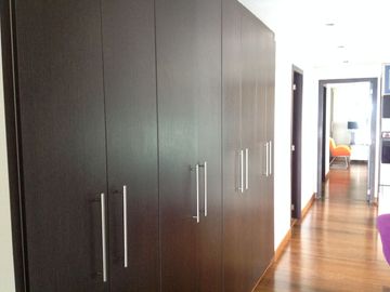 Venta Amplio Penthouse 3 dormitorios con baño cada uno sector Lomas de Monteserrín