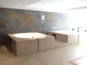 Venta Amplio Penthouse 3 dormitorios con baño cada uno sector Lomas de Monteserrín