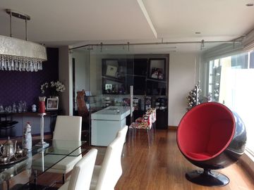 Venta Amplio Penthouse 3 dormitorios con baño cada uno sector Lomas de Monteserrín