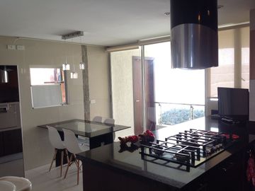Venta Amplio Penthouse 3 dormitorios con baño cada uno sector Lomas de Monteserrín