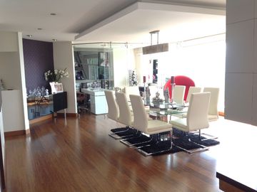 Venta Amplio Penthouse 3 dormitorios con baño cada uno sector Lomas de Monteserrín