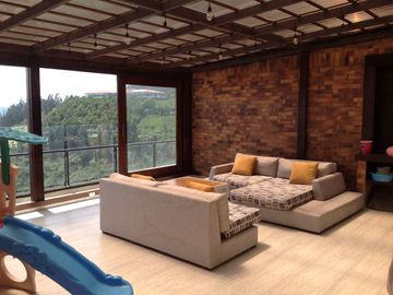 Venta Amplio Penthouse 3 dormitorios con baño cada uno sector Lomas de Monteserrín