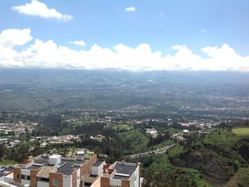 Venta Amplio Penthouse 3 dormitorios con baño cada uno sector Lomas de Monteserrín
