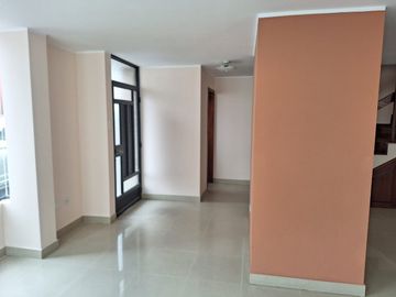 VENTA- AMPLIA CASA DE VENTA EN EL MEJOR SECTOR DE LATACUNGA RIVER PARK /24URB07