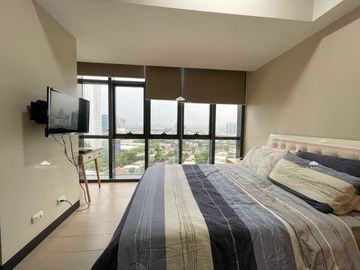 Salcedo Skysuites | Massive Fully furnished One Bedroom 1BR Condo for Sale with Balcony in Salcedo Village, Makati City